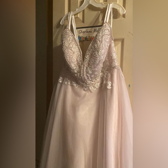 Dresses & Skirts - Wedding Dress